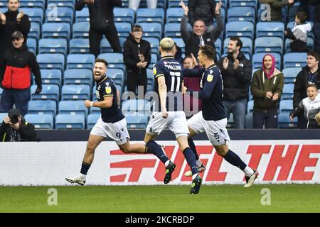 Tom Bradshaw de Millwall fête avec Jake Cooper de Millwall et Scott Mallone de Millwall après avoir marquant le deuxième but de son équipe lors du match de championnat Sky Bet entre Millwall et Stoke City à la Den, Londres, le samedi 23rd octobre 2021. (Photo par Ivan Yordanov/MI News/NurPhoto) Banque D'Images