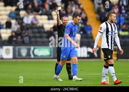 Arbitre, Robert Massey-Ellis présente une carte jaune pour comportement non sportif à Jordan Keane du comté de Stockport lors du match de la Vanarama National League entre le comté de Notts et le comté de Stockport à Meadow Lane, Nottingham, le samedi 23rd octobre 2021. (Photo de Jon Hobley/MI News/NurPhoto) Banque D'Images