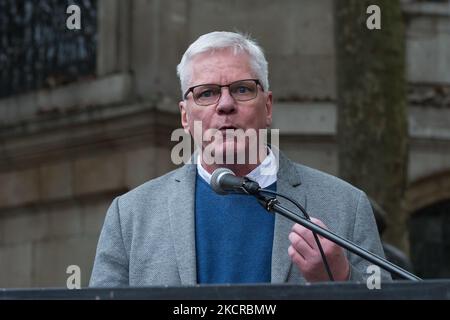 LONDRES, ROYAUME-UNI - 23 OCTOBRE 2021 : Kristinn Hrafnsson, rédacteur en chef de Wikileaks, parle lors d'un rassemblement devant les cours royales de justice en solidarité avec Julian Assange, en vue de l'audition de l'appel d'extradition de la semaine prochaine à la haute Cour de 23 octobre 2021, à Londres, en Angleterre. Assange, le fondateur de WikiLeaks, a été inculpé de 17 chefs d'accusation en vertu de la loi américaine sur l'espionnage de 1917 pour avoir sollicité, recueilli et publié des documents militaires américains secrets et est condamné à une peine de 175 ans de prison s'il est extradé et reconnu coupable. (Photo de Wiktor Szymanowicz/NurPhoto) Banque D'Images