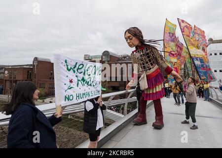 LONDRES, ROYAUME-UNI - 23 OCTOBRE 2021 : Little Amal, marionnette géante de 3,5 mètres de haut représentant un enfant réfugié syrien de neuf ans, traverse le pont du millénaire sur 23 octobre 2021 à Londres, en Angleterre. Little Amal, conçu par la Handspring Puppet Company, fait partie du projet « The Walk » du théâtre britannique Good chance qui effectue un voyage de 8 000 km de Turquie au Royaume-Uni pour attirer l'attention sur les besoins urgents des jeunes réfugiés. (Photo de Wiktor Szymanowicz/NurPhoto) Banque D'Images