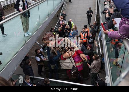 LONDRES, ROYAUME-UNI - 23 OCTOBRE 2021 : Little Amal, marionnette géante de 3,5 mètres de haut représentant un enfant réfugié syrien de neuf ans, est transporté à l'extérieur de Tate Modern sur 23 octobre 2021, à Londres, en Angleterre. Little Amal, conçu par la Handspring Puppet Company, fait partie du projet « The Walk » du théâtre britannique Good chance qui effectue un voyage de 8 000 km de Turquie au Royaume-Uni pour attirer l'attention sur les besoins urgents des jeunes réfugiés. (Photo de Wiktor Szymanowicz/NurPhoto) Banque D'Images