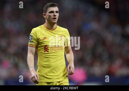 Andrew Robertson, de Liverpool, regarde le match de groupe B de la Ligue des champions de l'UEFA entre l'Atlético de Madrid et le FC de Liverpool à Wanda Metropolitano sur 19 octobre 2021 à Madrid, en Espagne. (Photo de Jose Breton/Pics action/NurPhoto) Banque D'Images