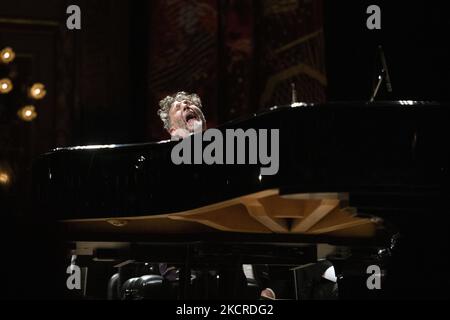 Fito Paez se produit lors d'un concert au Colon Theatre en hommage au musicien argentin Charly Garcia à l'occasion de son anniversaire de 70th, à Buenos Aires, en Argentine, au 13 octobre 2021. (Photo de MatÃ­as Baglietto/NurPhoto) Banque D'Images