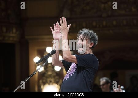 Fito Paez se produit lors d'un concert au Colon Theatre en hommage au musicien argentin Charly Garcia à l'occasion de son anniversaire de 70th, à Buenos Aires, en Argentine, au 13 octobre 2021. (Photo de Matías Baglietto/NurPhoto) Banque D'Images