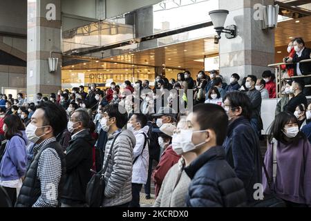 Les gens qui portent un masque écoutent un homme politique qui donne un discours ébahi à Tokyo, le 23 octobre (photo de Yusuke Harada/NurPhoto) Banque D'Images