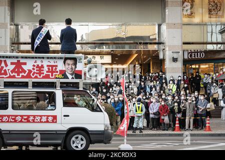 Les gens qui portent un masque écoutent un homme politique qui donne un discours ébahi à Tokyo, le 23 octobre (photo de Yusuke Harada/NurPhoto) Banque D'Images