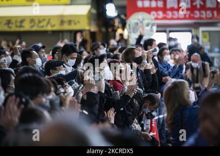 Les gens qui portent un masque écoutent un homme politique qui donne un discours ébahi à Tokyo, le 24 octobre (photo de Yusuke Harada/NurPhoto) Banque D'Images