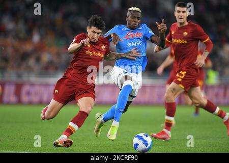 Victor Osimhen de SSC Napoli et Roger Ibanez d'AS Roma se disputent le ballon lors de la série Un match entre AS Roma et SSC Napoli Calcio au Stadio Olimpico, Rome, Italie, le 24 octobre 2021. (Photo de Giuseppe Maffia/NurPhoto) Banque D'Images