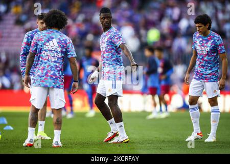 05 Jésus Vallejo du Real Madrid et 25 Camavigna du Real Madrid pendant le match de la Liga Santader entre le FC Barcelone et le Real Madrid au stade Camp Nou sur 24 octobre 2021 à Barcelone. (Photo par Xavier Bonilla/NurPhoto) Banque D'Images