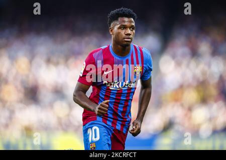 10 Ansu Fati du FC Barcelone pendant le match de la Liga Santader entre le FC Barcelone et le Real Madrid au stade Camp Nou sur 24 octobre 2021 à Barcelone. (Photo par Xavier Bonilla/NurPhoto) Banque D'Images