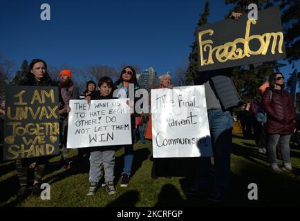 Des centaines d'Albertains se sont réunis lors de la manifestation « rassemblement contre les vaccins obligatoires » contre les mandats de vaccination forcée au Palais législatif de l'Alberta, se joignant à un camp « d'amis » par des membres des Premières nations et leurs partisans qui protestent depuis la naissance d'octobre, Sensibiliser davantage les collectivités des Premières nations au Canada aux problèmes auxquels elles sont confrontées. Le dimanche 24 août 2021, à l'Assemblée législative de l'Alberta, Edmonton, Alberta, Canada. (Photo par Artur Widak/NurPhoto) Banque D'Images