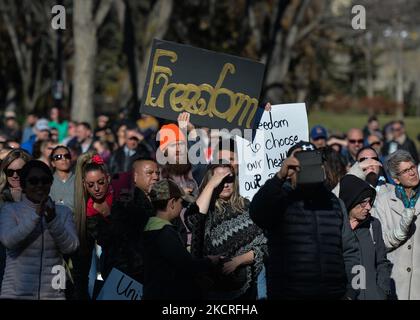 Des centaines d'Albertains se sont réunis lors de la manifestation « rassemblement contre les vaccins obligatoires » contre les mandats de vaccination forcée au Palais législatif de l'Alberta, se joignant à un camp « d'amis » par des membres des Premières nations et leurs partisans qui protestent depuis la naissance d'octobre, Sensibiliser davantage les collectivités des Premières nations au Canada aux problèmes auxquels elles sont confrontées. Le dimanche 24 août 2021, à l'Assemblée législative de l'Alberta, Edmonton, Alberta, Canada. (Photo par Artur Widak/NurPhoto) Banque D'Images