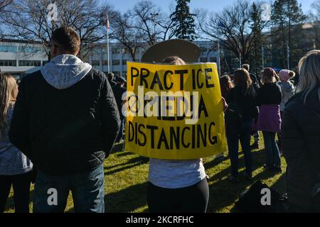 Des centaines d'Albertains se sont réunis lors de la manifestation « rassemblement contre les vaccins obligatoires » contre les mandats de vaccination forcée au Palais législatif de l'Alberta, se joignant à un camp « d'amis » par des membres des Premières nations et leurs partisans qui protestent depuis la naissance d'octobre, Sensibiliser davantage les collectivités des Premières nations au Canada aux problèmes auxquels elles sont confrontées. Le dimanche 24 août 2021, à l'Assemblée législative de l'Alberta, Edmonton, Alberta, Canada. (Photo par Artur Widak/NurPhoto) Banque D'Images