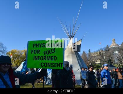 Des centaines d'Albertains se sont réunis lors de la manifestation « rassemblement contre les vaccins obligatoires » contre les mandats de vaccination forcée au Palais législatif de l'Alberta, se joignant à un camp « d'amis » par des membres des Premières nations et leurs partisans qui protestent depuis la naissance d'octobre, Sensibiliser davantage les collectivités des Premières nations au Canada aux problèmes auxquels elles sont confrontées. Le dimanche 24 août 2021, à l'Assemblée législative de l'Alberta, Edmonton, Alberta, Canada. (Photo par Artur Widak/NurPhoto) Banque D'Images