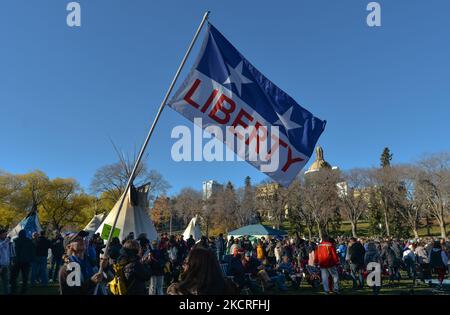 Des centaines d'Albertains se sont réunis lors de la manifestation « rassemblement contre les vaccins obligatoires » contre les mandats de vaccination forcée au Palais législatif de l'Alberta, se joignant à un camp « d'amis » par des membres des Premières nations et leurs partisans qui protestent depuis la naissance d'octobre, Sensibiliser davantage les collectivités des Premières nations au Canada aux problèmes auxquels elles sont confrontées. Le dimanche 24 août 2021, à l'Assemblée législative de l'Alberta, Edmonton, Alberta, Canada. (Photo par Artur Widak/NurPhoto) Banque D'Images