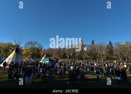 Des centaines d'Albertains se sont réunis lors de la manifestation « rassemblement contre les vaccins obligatoires » contre les mandats de vaccination forcée au Palais législatif de l'Alberta, se joignant à un camp « d'amis » par des membres des Premières nations et leurs partisans qui protestent depuis la naissance d'octobre, Sensibiliser davantage les collectivités des Premières nations au Canada aux problèmes auxquels elles sont confrontées. Le dimanche 24 août 2021, à l'Assemblée législative de l'Alberta, Edmonton, Alberta, Canada. (Photo par Artur Widak/NurPhoto) Banque D'Images