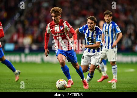 Antoine Griezmann et Jon Pacheco pendant le match de la Liga entre l'Atlético de Madrid et Real Sociedad à Wanda Metropolitano sur 25 octobre 2021 à Madrid, Espagne. (Photo de Rubén de la Fuente Pérez/NurPhoto) Banque D'Images