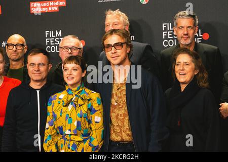 L'acteur Albrecht Schuch et l'actrice Jella Haase, Emma Bading et le réalisateur Andreas Kleinert, l'écrivain Thomas Wenderich, le producteur Michael Souvignier et Till Derenbach et le réalisateur de Wild Bunch Allemagne assistent à l'appel photo « Lieber Thomas » au festival de cinéma de cologne à Cologne Filmpalast le 24 octobre 2021 (Photo de Ying Tang/NurPhoto) Banque D'Images