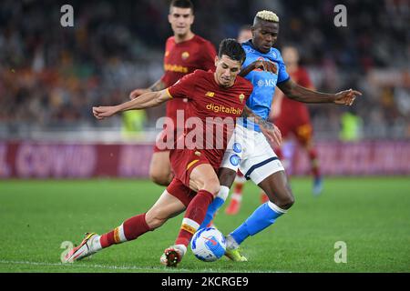 Victor Osimhen de SSC Napoli et Roger Ibanez d'AS Roma se disputent le ballon lors de la série Un match entre AS Roma et SSC Napoli Calcio au Stadio Olimpico, Rome, Italie, le 24 octobre 2021. (Photo de Giuseppe Maffia/NurPhoto) Banque D'Images