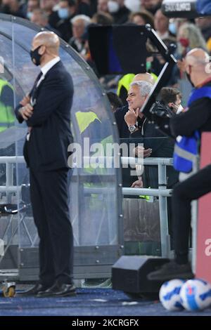 Le Manager de JOSÉ Mourinho d’AS Roma observe le match des stands après qu’il ait quitté le terrain pendant la Serie Un match entre AS Roma et SSC Napoli Calcio au Stadio Olimpico, Rome, Italie, le 24 octobre 2021. (Photo de Giuseppe Maffia/NurPhoto) Banque D'Images