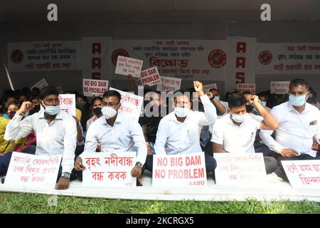 Le 25 octobre 2021, le militant du syndicat des étudiants d'Assam a organisé une manifestation contre le projet hydroélectrique de Lower Subansiri à Guwahati, en inde. (Photo par Anuwar Hazarika/NurPhoto) Banque D'Images