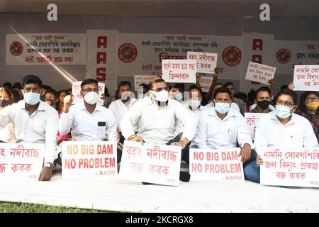 Le 25 octobre 2021, le militant du syndicat des étudiants d'Assam a organisé une manifestation contre le projet hydroélectrique de Lower Subansiri à Guwahati, en inde. (Photo par Anuwar Hazarika/NurPhoto) Banque D'Images