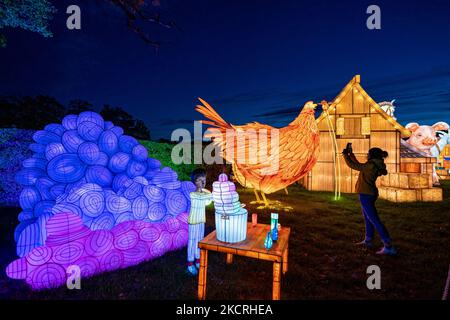 Les gens photographient les illuminations de la sculpture de lumière de la médecine merveilleuse de George au Festival de lumière de Longleat lors de l'ouverture du festival de lumière annuel de cette année, célébrant les mondes merveilleux de Roald Dahl. Date de la photo: Vendredi 4 novembre 2022. Banque D'Images