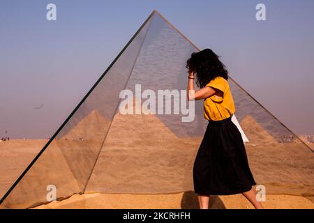 Les visiteurs regardent une installation d'art dans les pyramides de fron à Gizeh, en Egypte sur 23 octobre 2021, dans le cadre d'une exposition intitulée « Forever is Now » organisée par Art Dégypte comprenant des sculptures à grande échelle et des installations par dix artistes contemporains internationaux (photo de Ziad Ahmed/NurPhoto) Banque D'Images
