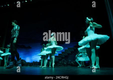 Représentation de El lago de los cisnes (Lac des cygnes) par le Ballet national russe au théâtre Lope de Vega à Madrid, le 25 octobre 2021 à Madrid, Espagne. (Photo par Oscar Gonzalez/NurPhoto) Banque D'Images