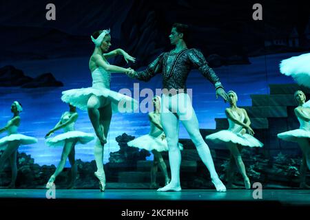 Représentation de El lago de los cisnes (Lac des cygnes) par le Ballet national russe au théâtre Lope de Vega à Madrid, le 25 octobre 2021 à Madrid, Espagne. (Photo par Oscar Gonzalez/NurPhoto) Banque D'Images