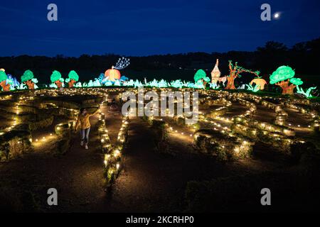 La lune brille sur les illuminations de James et de Giant Peach au Longleat Festival of Light lors de l'ouverture du festival annuel de lumière de cette année, célébrant les mondes merveilleux de Roald Dahl. Date de la photo: Vendredi 4 novembre 2022. Banque D'Images