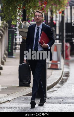 LONDRES, ROYAUME-UNI - le 26 OCTOBRE 2021 : le secrétaire en chef du Trésor Simon Clarke arrive à Downing Street, dans le centre de Londres, sur 26 octobre 2021, à Londres, en Angleterre. (Photo de Wiktor Szymanowicz/NurPhoto) Banque D'Images