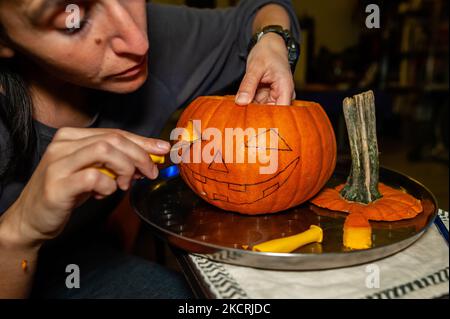 Une femme est en train de sculpter une citrouille pour la fête d'Halloween, à Nimègue, sur 26 octobre 2021. (Photo par Romy Arroyo Fernandez/NurPhoto) Banque D'Images