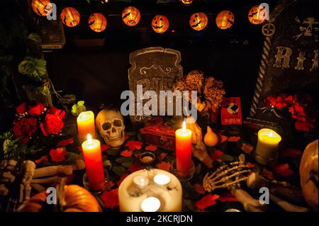 Une décoration d'Halloween a été placée dans un salon pour célébrer la prochaine nuit d'Halloween, à Nimègue, sur 26 octobre 2021. (Photo par Romy Arroyo Fernandez/NurPhoto) Banque D'Images