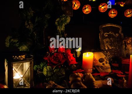 Une décoration d'Halloween a été placée dans un salon pour célébrer la prochaine nuit d'Halloween, à Nimègue, sur 26 octobre 2021. (Photo par Romy Arroyo Fernandez/NurPhoto) Banque D'Images