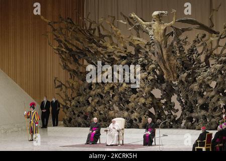 Le pape François transmet son message lors de l'audience générale hebdomadaire au Vatican, le mercredi 27 octobre 2021. (Photo de Massimo Valicchia/NurPhoto) Banque D'Images