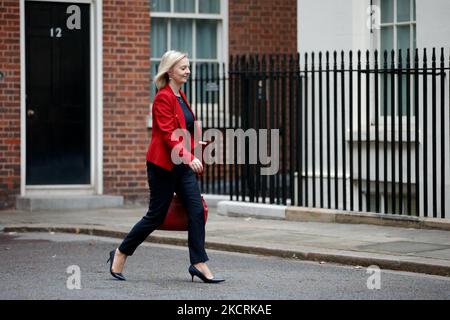 Le secrétaire d'État aux Affaires étrangères, du Commonwealth et du développement (secrétaire aux Affaires étrangères), Liz Truss, député du Parti conservateur de South West Norfolk, arrive pour une réunion du Cabinet au 10 Downing Street à Londres, en Angleterre, sur 27 octobre 2021. Le Chancelier de l'Echiquier britannique, Rishi Sunak, présente aujourd'hui son budget pour l'année à venir aux députés de la Chambre des communes. (Photo de David Cliff/NurPhoto) Banque D'Images