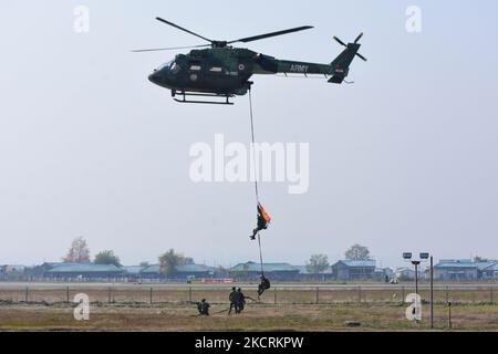 Les parachutistes indiens se sont produits lors d'une reconstitution du débarquement de l'armée indienne à Srinagar en 1947, à la station de l'Armée de l'air indienne de Budgam, au Cachemire administré par l'Inde, le 27 octobre 2021. (Photo de Muzamil Mattoo/NurPhoto) Banque D'Images