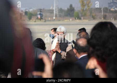 Le Gouverneur indien au Jammu-et-Cachemire se produit lors d'une reconstitution du débarquement de l'armée indienne à Srinagar en 1947, à la station de l'Armée de l'Air indienne à Budgam, dans le Cachemire administré par l'Inde, le 27 octobre 2021. (Photo de Muzamil Mattoo/NurPhoto) Banque D'Images