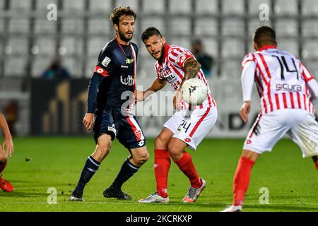 Calderoni Marco (L.R. Vicenza) et Andrea Barberis (AC Monza) en action pendant la Ligue italienne de championnat de football BKT LR Vicenza vs AC Monza sur 27 octobre 2021 au stade Romeo Menti à Vicenza, Italie (photo d'Alessio Marini/LiveMedia/NurPhoto) Banque D'Images