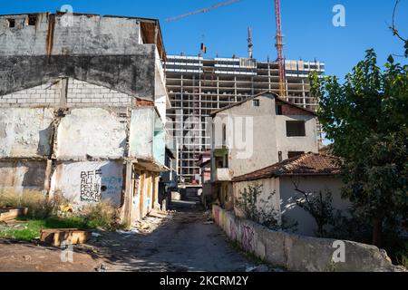 Une maison démolie pour la transformation urbaine à Istanbul, Turquie, sur 27 octobre 2021. La construction a repris dans le district de Fikirtepe, à Istanbul, qui s'inscrit dans le cadre du projet de transformation urbaine depuis 11 ans, mais a cessé en raison de problèmes financiers. De nouveaux bâtiments seront construits pour remplacer les maisons démolies. (Photo par Erhan Demirtas/NurPhoto) Banque D'Images