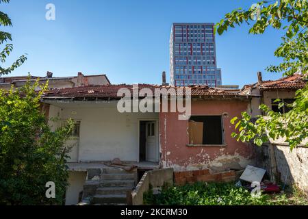 Une maison démolie pour la transformation urbaine à Istanbul, Turquie, sur 27 octobre 2021. La construction a repris dans le district de Fikirtepe, à Istanbul, qui s'inscrit dans le cadre du projet de transformation urbaine depuis 11 ans, mais a cessé en raison de problèmes financiers. De nouveaux bâtiments seront construits pour remplacer les maisons démolies. (Photo par Erhan Demirtas/NurPhoto) Banque D'Images