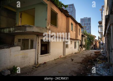 Une maison démolie pour la transformation urbaine à Istanbul, Turquie, sur 27 octobre 2021. La construction a repris dans le district de Fikirtepe, à Istanbul, qui s'inscrit dans le cadre du projet de transformation urbaine depuis 11 ans, mais a cessé en raison de problèmes financiers. De nouveaux bâtiments seront construits pour remplacer les maisons démolies. (Photo par Erhan Demirtas/NurPhoto) Banque D'Images