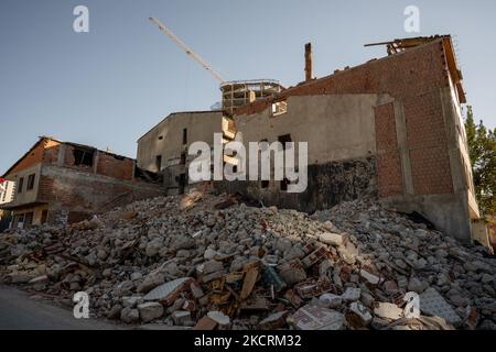 Une maison démolie pour la transformation urbaine à Istanbul, Turquie, sur 27 octobre 2021. La construction a repris dans le district de Fikirtepe, à Istanbul, qui s'inscrit dans le cadre du projet de transformation urbaine depuis 11 ans, mais a cessé en raison de problèmes financiers. De nouveaux bâtiments seront construits pour remplacer les maisons démolies. (Photo par Erhan Demirtas/NurPhoto) Banque D'Images