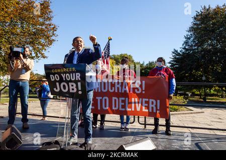 Le directeur général DE LA CASA Gustavo Torres s'exprime au début d'une marche au Capitole des États-Unis par des militants des droits des immigrés. Les manifestants exigent une voie vers la citoyenneté, les subventions à la garde d'enfants, les emplois verts, l'expansion de Medicare et les plans d'infrastructure. (Photo d'Allison Bailey/NurPhoto) Banque D'Images