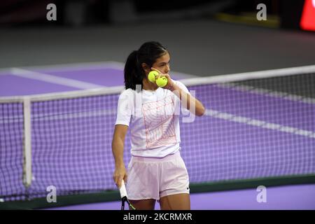 Portrait d'Emma Raducanu en action - formation pour la tournée avec Gabriela Ruse le deuxième jour de WTA 250 Transylvania Open Tour tenu à BT Arena, Cluj-Napoca 24 octobre 2021 (photo par Flaviu Buboi/NurPhoto) Banque D'Images