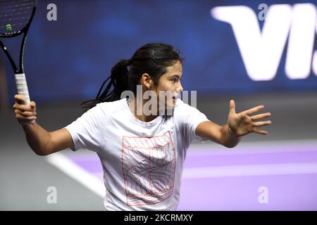 Portrait d'Emma Raducanu en action - recevant le ballon lors de sa première formation pour la tournée avec Gabriela Ruse le deuxième jour de WTA 250 Transylvania Open Tour tenu à BT Arena, Cluj-Napoca 24 octobre 2021 (photo par Flaviu Buboi/NurPhoto) Banque D'Images