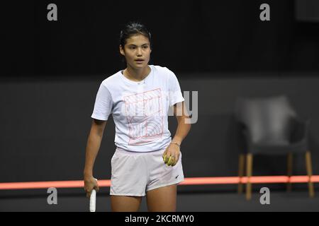 Portrait d'Emma Raducanu en action lors de sa première formation pour la tournée avec Gabriela Ruse le deuxième jour de WTA 250 Transylvania Open Tour tenu à BT Arena, Cluj-Napoca 24 octobre 2021 (photo par Flaviu Buboi/NurPhoto) Banque D'Images