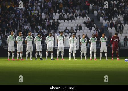 Les joueurs de Sassuolo observent une minute de silence à la mémoire d'Umberto Colombo, ancien milieu de terrain de Juventus en 1950s lors du match entre Juventus FC et US Sassuolo sur 27 octobre 2021 au stade Allianz de Turin, en Italie. (Photo par Massimiliano Ferraro/NurPhoto) Banque D'Images