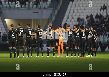 Les joueurs de Juventus observent une minute de silence à la mémoire d'Umberto Colombo, ancien milieu de terrain de Juventus en 1950s, lors du match entre le FC Juventus et l'US Sassuolo sur 27 octobre 2021 au stade Allianz de Turin, en Italie. (Photo par Massimiliano Ferraro/NurPhoto) Banque D'Images